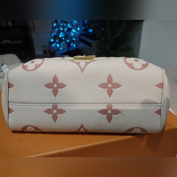 Louis Vuitton Favorite NM Crème Rose Trianon Crossbody Bag - Picture 17 of 17